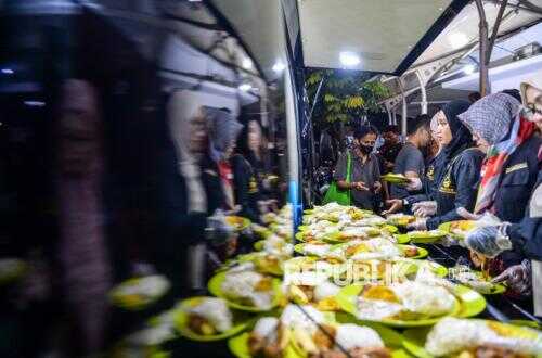 Seeking Ramadan Blessings: 400 Free Iftar Meals Served to Worshippers in Bandung