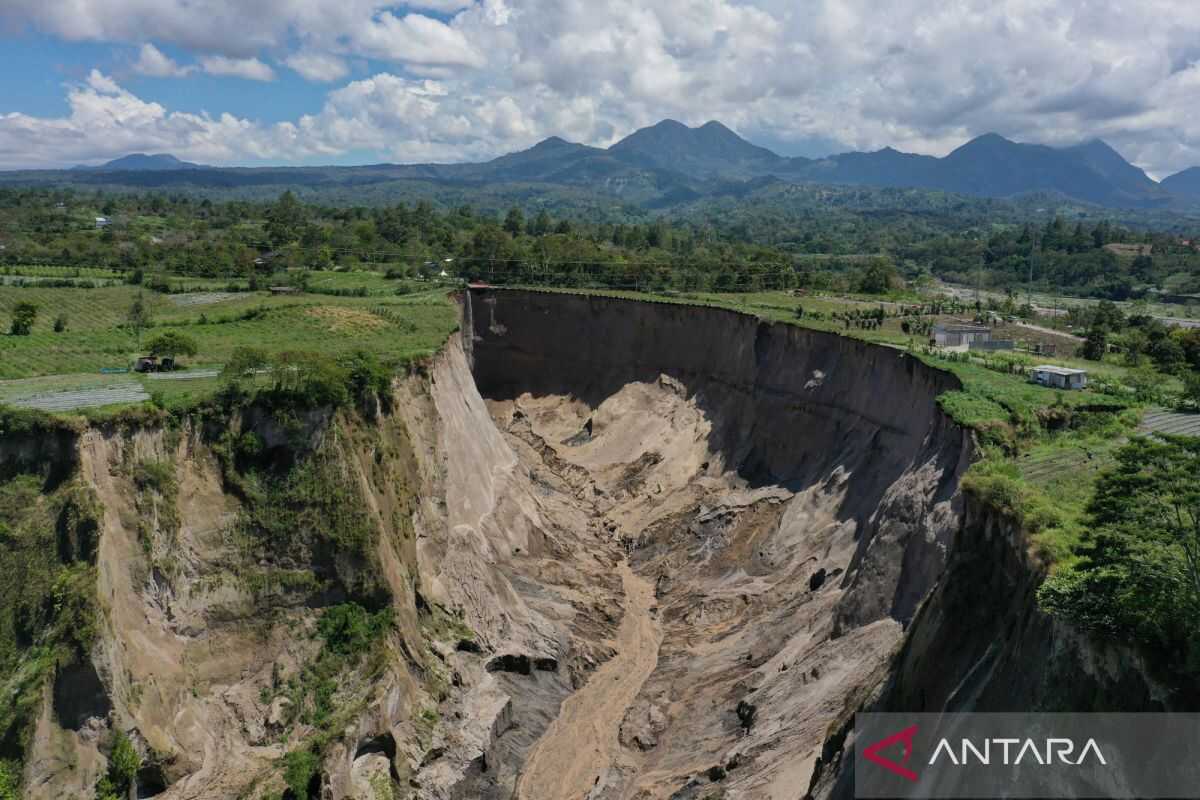 BRIN Clarifies Central Aceh Cavity as Landslide, Not Sinkhole
