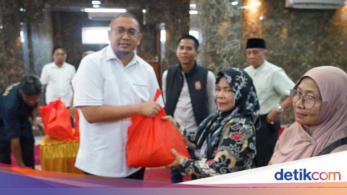 Andre Rosiade Distributes 1,000 Staple Food Packages to Residents and Elderly in Batang Arau