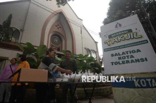 The Beauty of Tolerance in Salatiga: Catholics Share Free Takjil During Ramadan