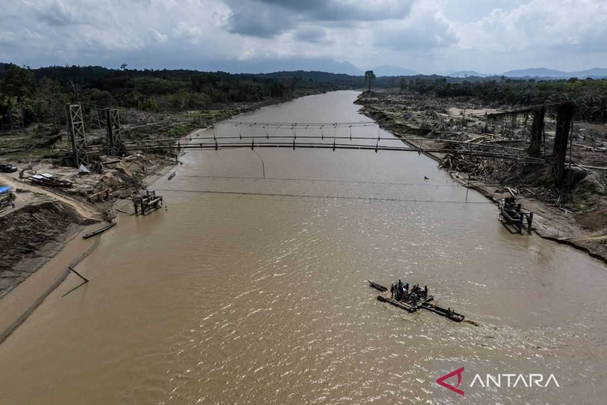 Residents on alert as river widens following flash flood disaster in East Aceh