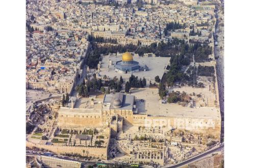 80,000 Worshippers Pack Al-Aqsa Mosque for Friday Prayers Amid Provocation by Radical Israeli Minister