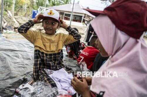 Smiles of Disaster-Surviving Students in East Aceh as They Receive School Uniform Aid