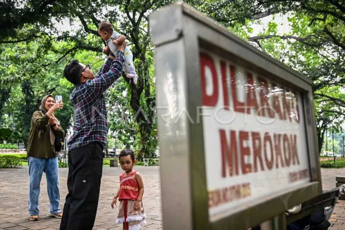 Jakarta Residents Urged to Report No-Smoking Zone Violations