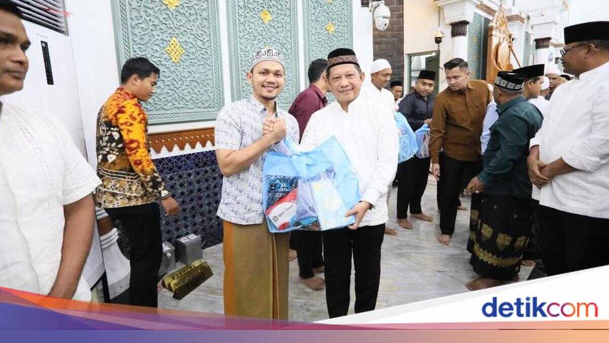 Tito Karnavian Distributes Aid to Banda Aceh Residents During Ramadan Visit