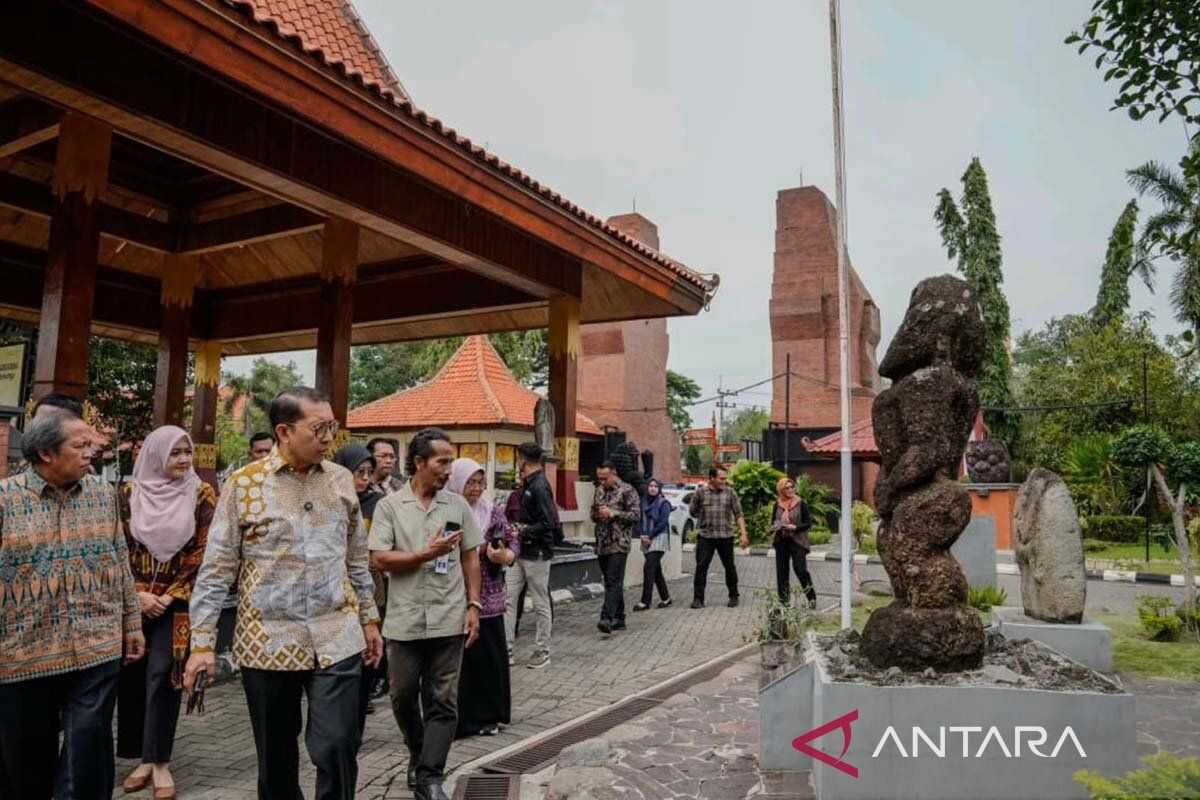 Culture Minister Reviews Collections and Development Potential of Mpu Tantular Museum