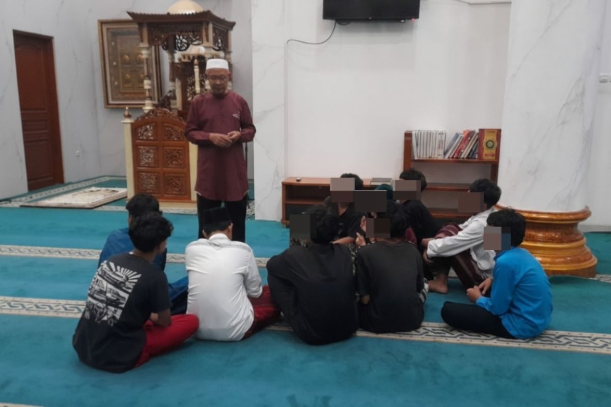 Residents and Police Foil Teenage Brawl in Depok