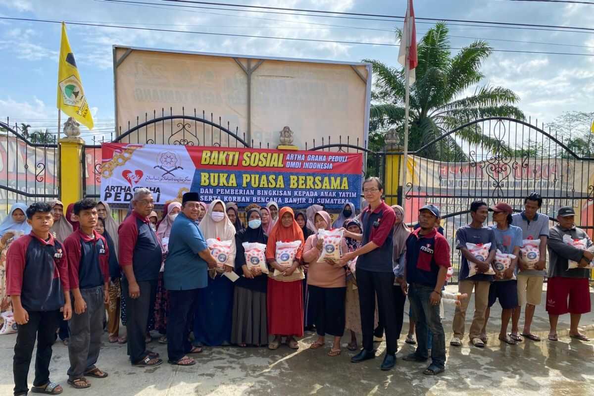 DMDI Indonesia and Artha Graha Peduli Distribute 10,000 Parcels in Sumatra
