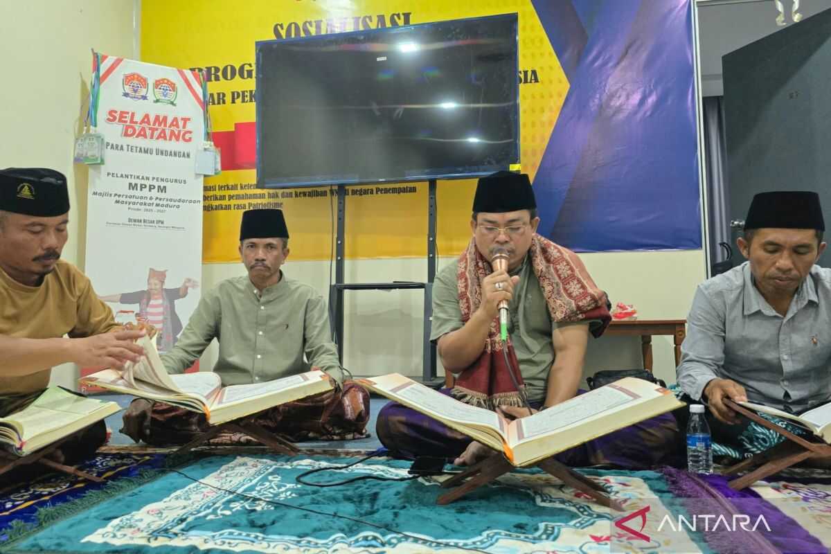 Madurese Community in Malaysia Strengthens Faith Through Short Sermons and Quran Recitations