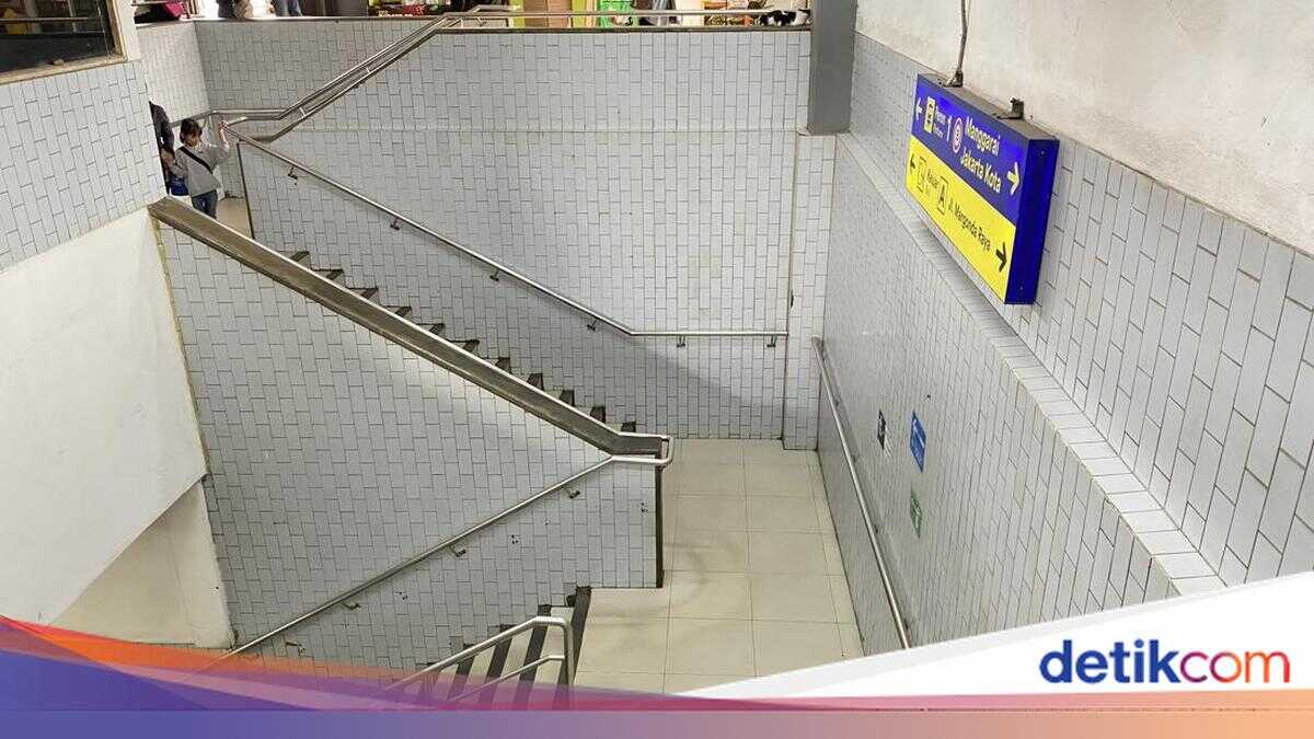 Residents Say Depok Baru Station Lacks Disability and Elderly Access, Call for Lifts
