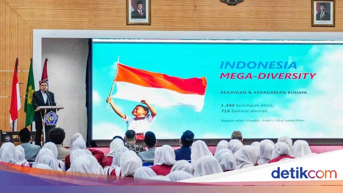 Culture Minister Highlights Indonesia's Cultural Wealth at UMSURA Studium Generale