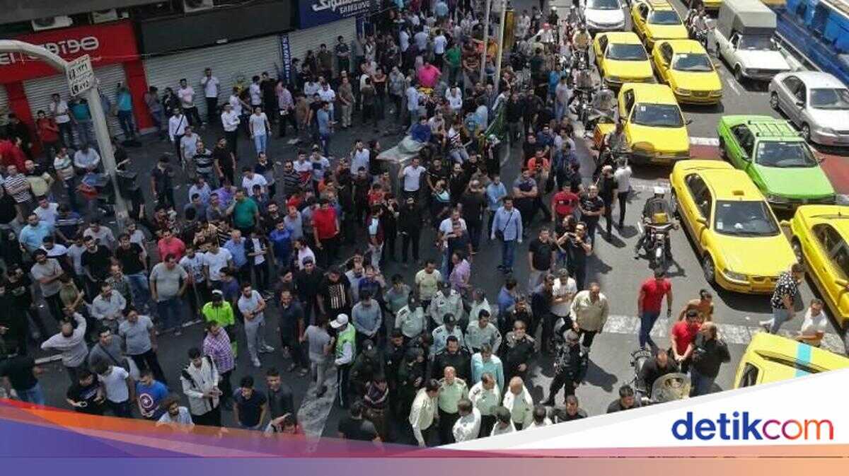 Iranian Students Stage Massive Anti-Government Protests