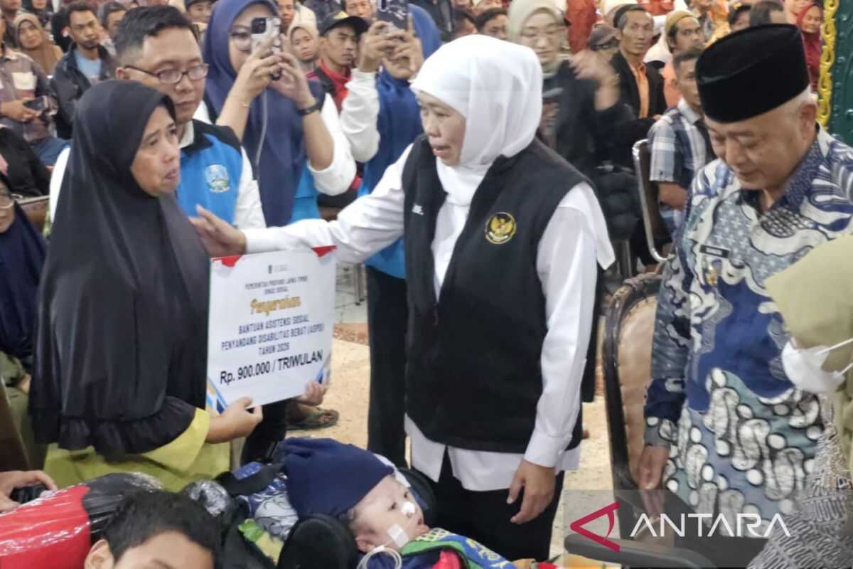 Khofifah Distributes Social Assistance to Thousands of Beneficiaries in Malang
