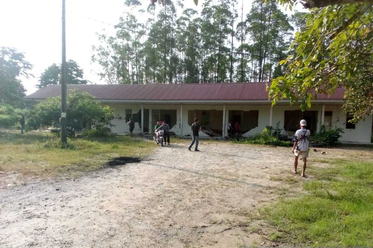 Wild elephant herd demolishes employee housing buildings in Siak, Riau