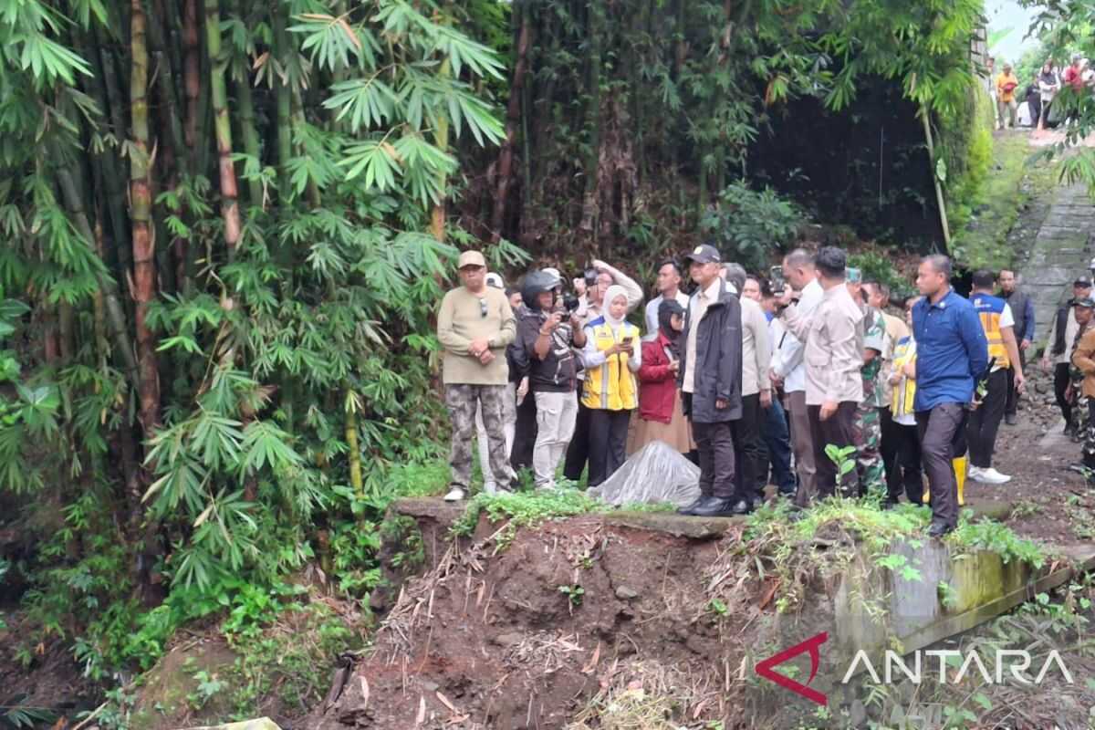 Public Works Minister Pledges to Rebuild Bridge Destroyed by Flooding in Jember