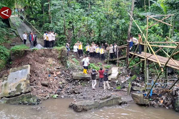 Public Works Minister Inspects Planned Construction Sites in Jember