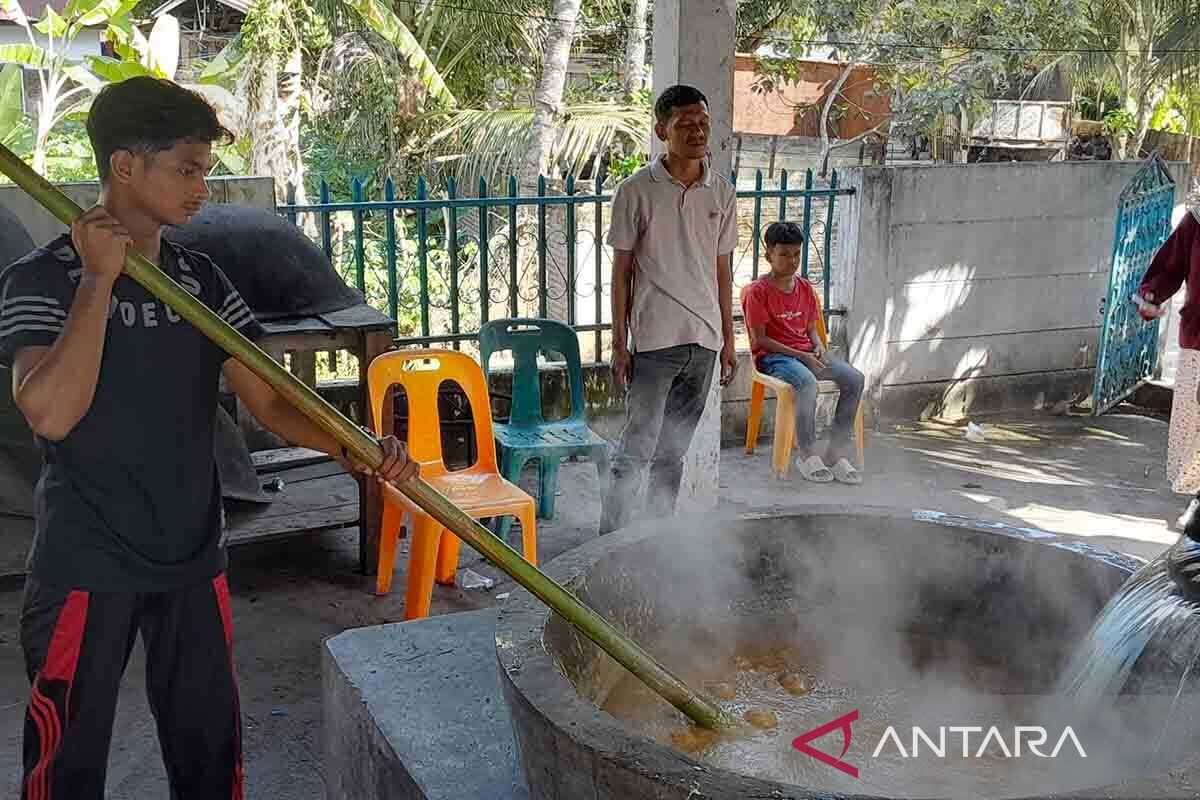 Meunasah in Aceh Besar Provides 200 Packets of Traditional Acehnese Porridge Daily During Ramadan