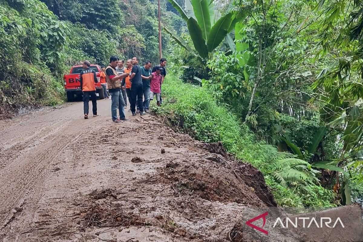 OKU Disaster Agency Clears Landslide Debris from Gunung Meraksa Village Road