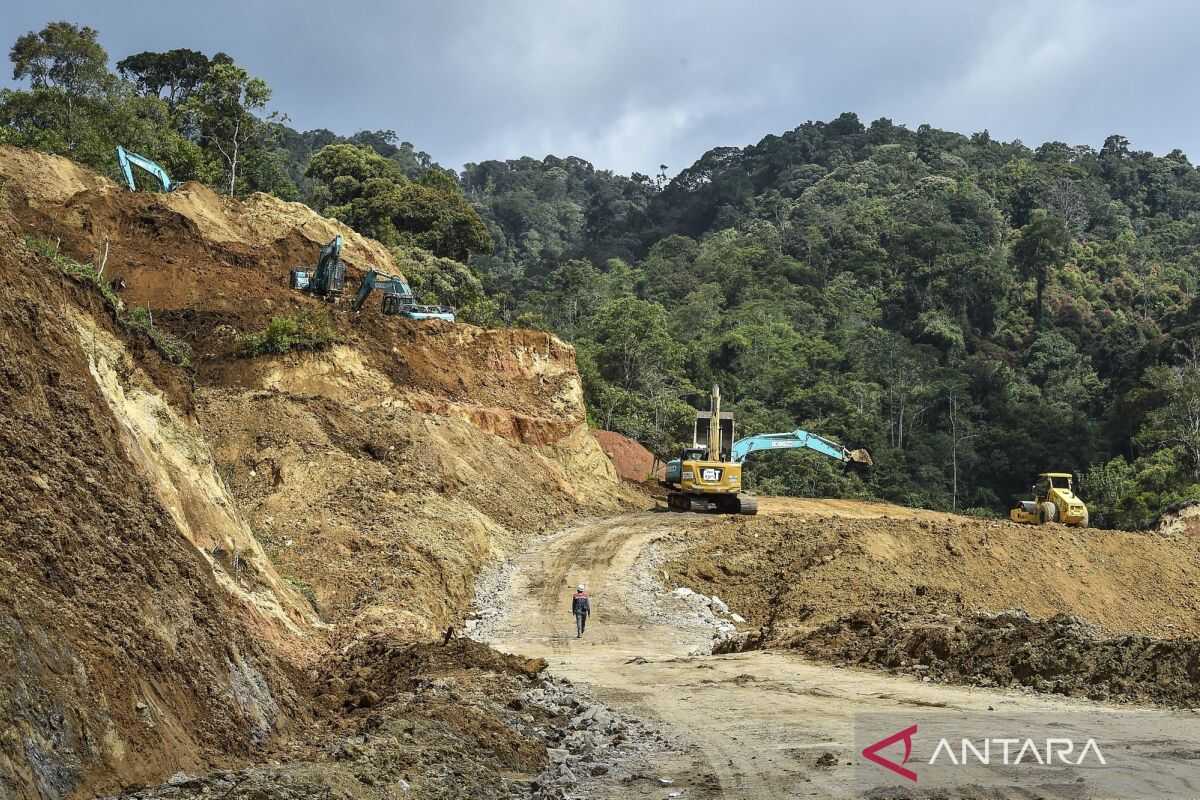 Road severed by landslide in Malalak, Agam, West Sumatra now reconnected