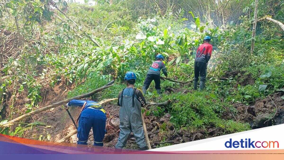 Landslide in Tasikmalaya Severs Road Linking Two Subdistricts