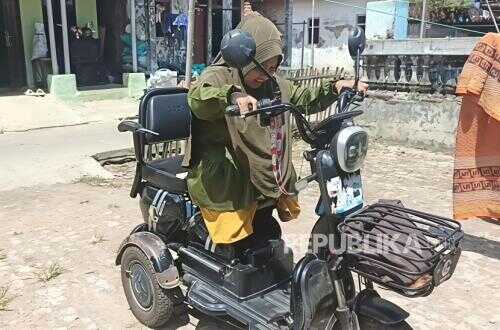 The Moving Story of Titin, a Disabled Quran Teacher Who Refuses to Surrender to Circumstance