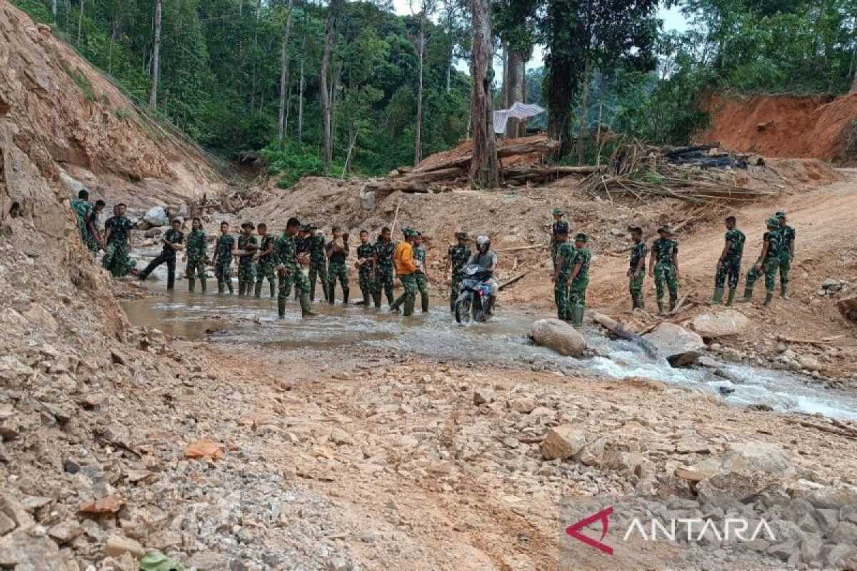 Indonesian military repairs inter-village bridge in Central Tapanuli
