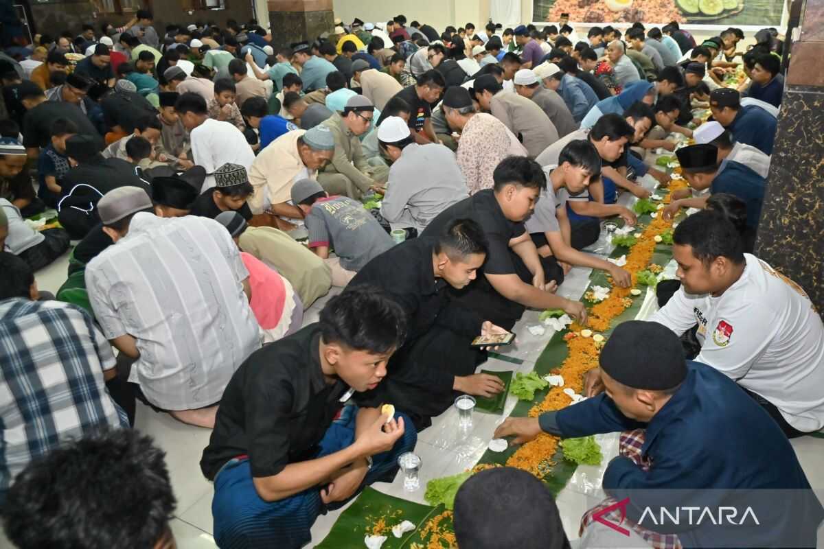 Megibung tradition during iftar among Bali's Muslim community