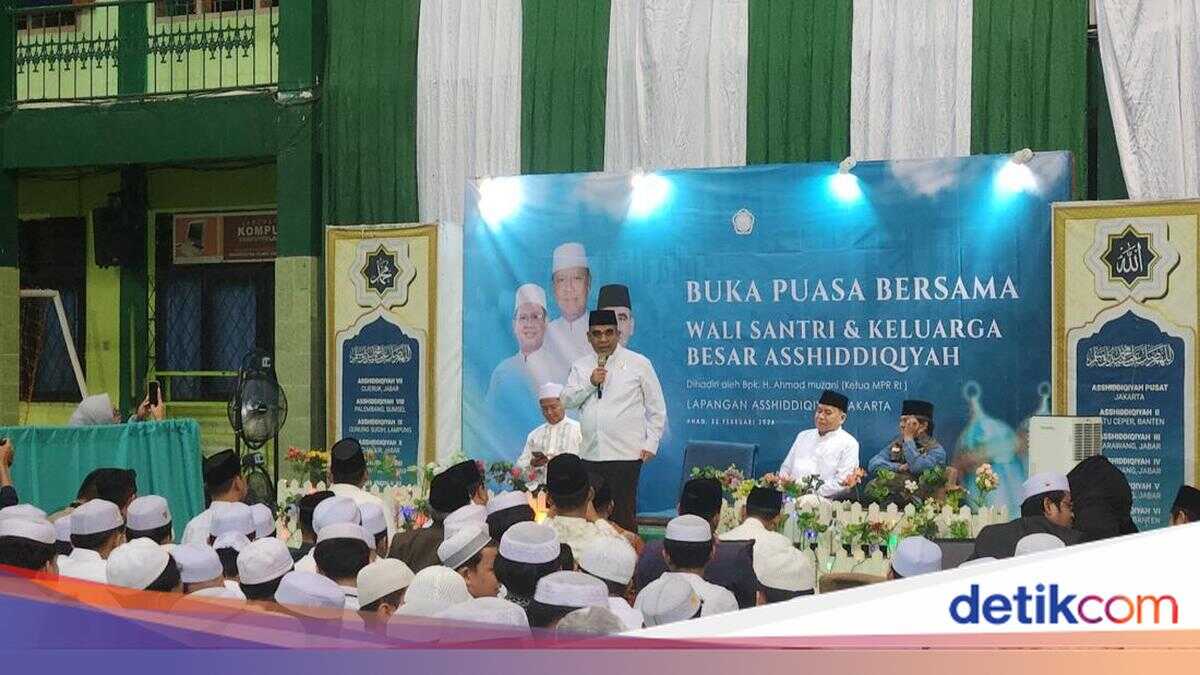 MPR Speaker Muzani Urges Islamic Boarding School Students to Broaden Their Studies Beyond the Pesantren