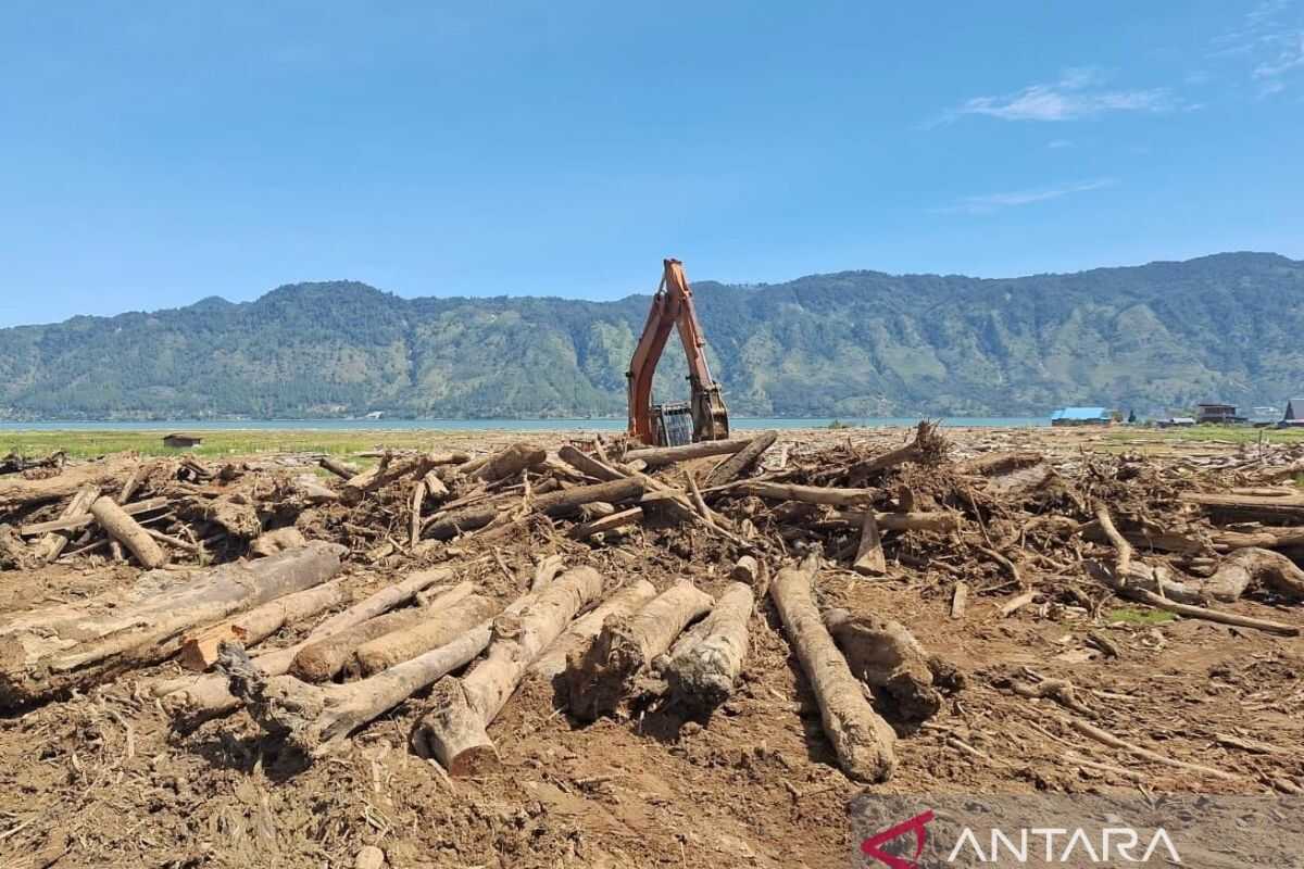 BNPB intensifies clearing of Aceh farmland from timber and mud