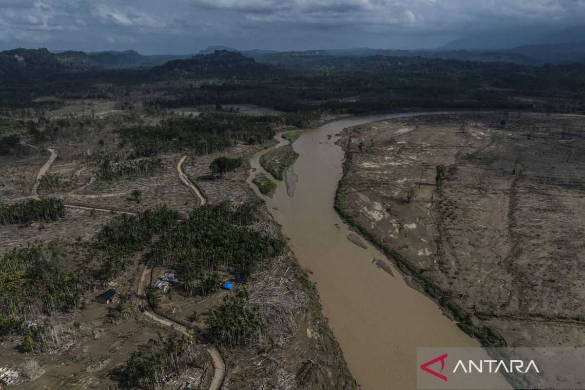 Flood-affected residents build place of worship from swept-away logs