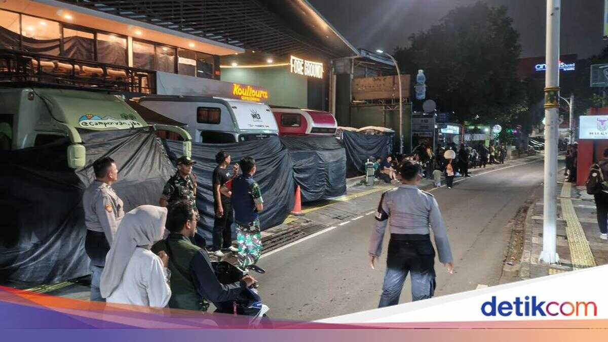 Kemang Café Becomes Filming Location for Lisa BLACKPINK's Movie as Police Manage Traffic