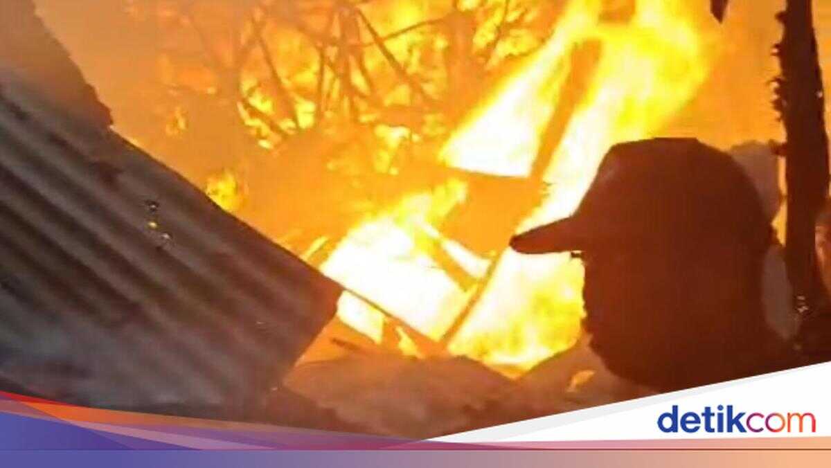 Eighteen Market Stalls in Labuan Pandeglang Destroyed by Fire, Suspected Electrical Short Circuit