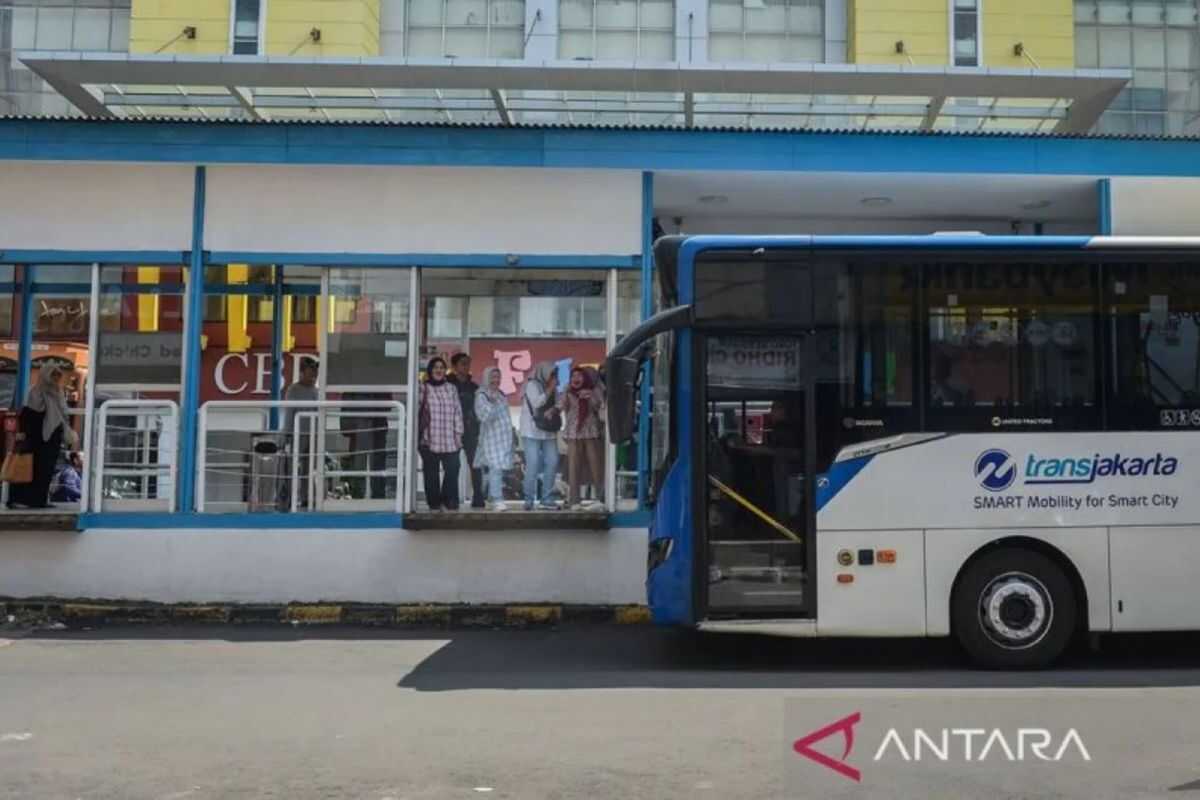 Transjakarta Corridor 13 buses delayed by up to 39 minutes on Monday morning