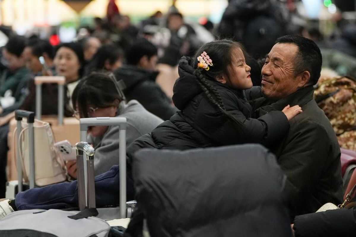 China's Railways Handle 258 Million Passenger Trips During Lunar New Year Period