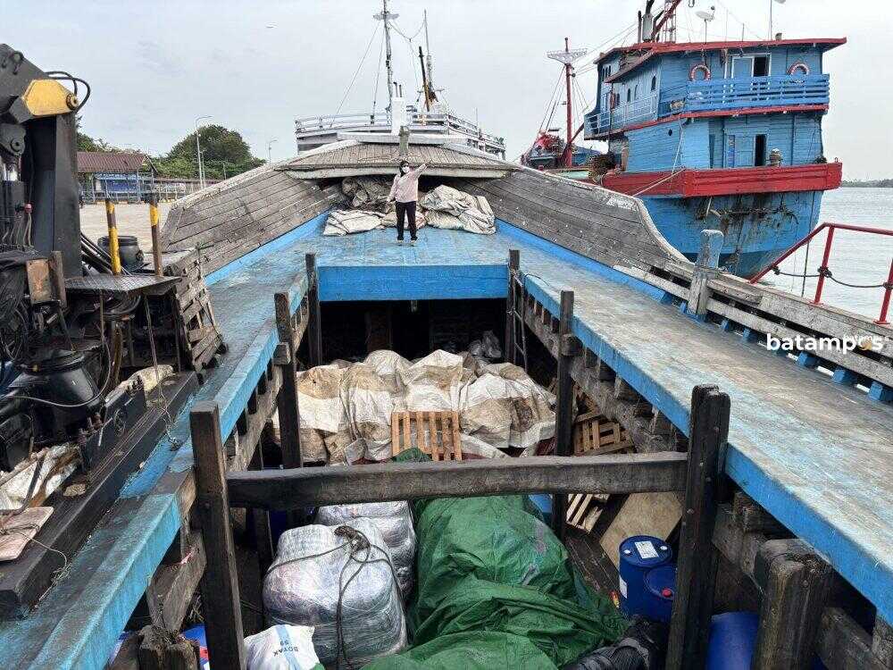 Two Suspects Named in 70-Tonne Illegal Frozen Meat Smuggling Case in Riau Islands