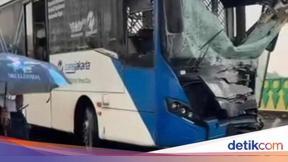 23 Passengers Injured in Head-On Collision Between TransJakarta Buses on Elevated Corridor