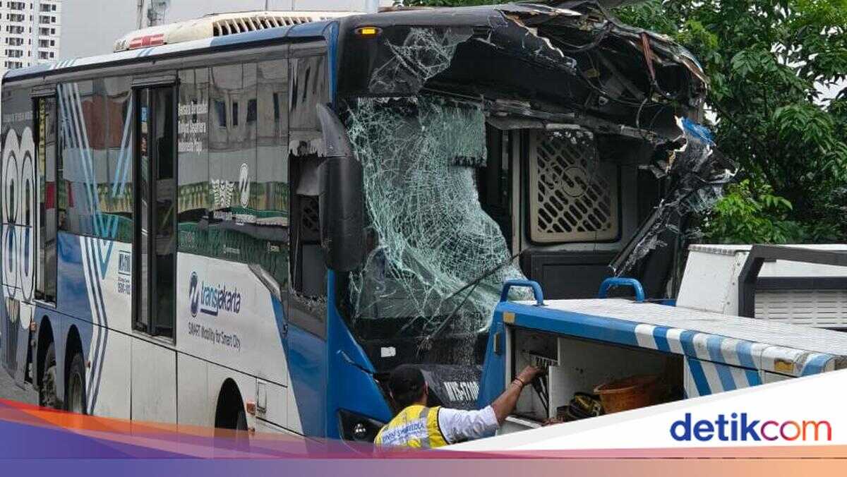 Two TransJakarta Buses Collide on Corridor 13 Towards Cipulir, Passengers Evacuated