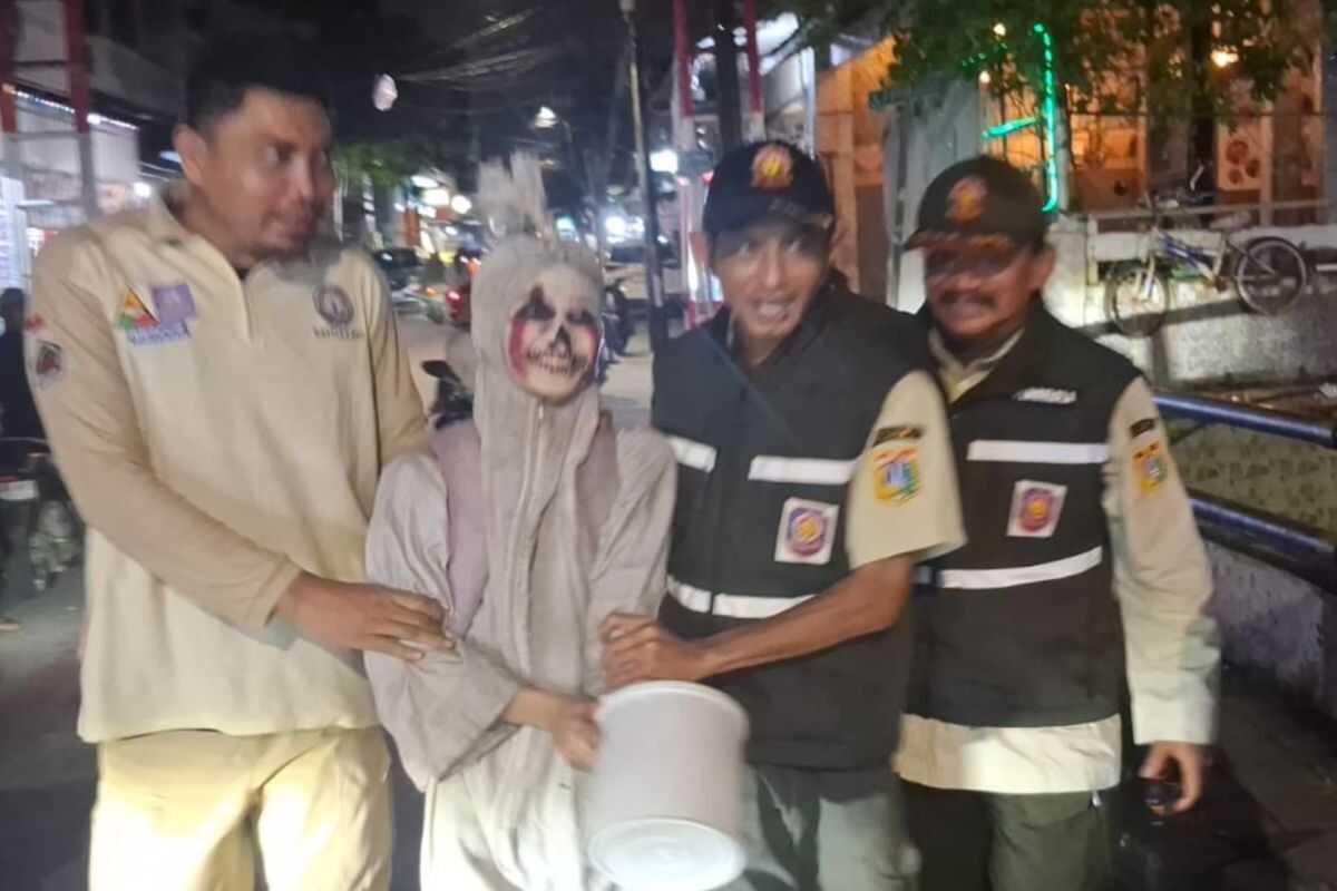 North Jakarta Civil Service Police Round Up Buskers and Informal Traffic Wardens for Social Shelters