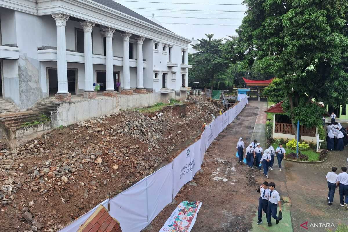 Wall Owner Builds Temporary Fence at SMPN 182 Jakarta