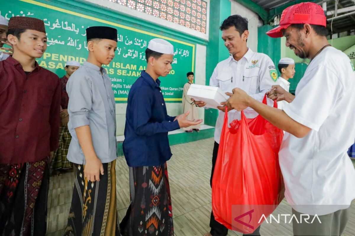 Baznas Distributes 600 Iftar Packages Across Jakarta and Surrounding Areas