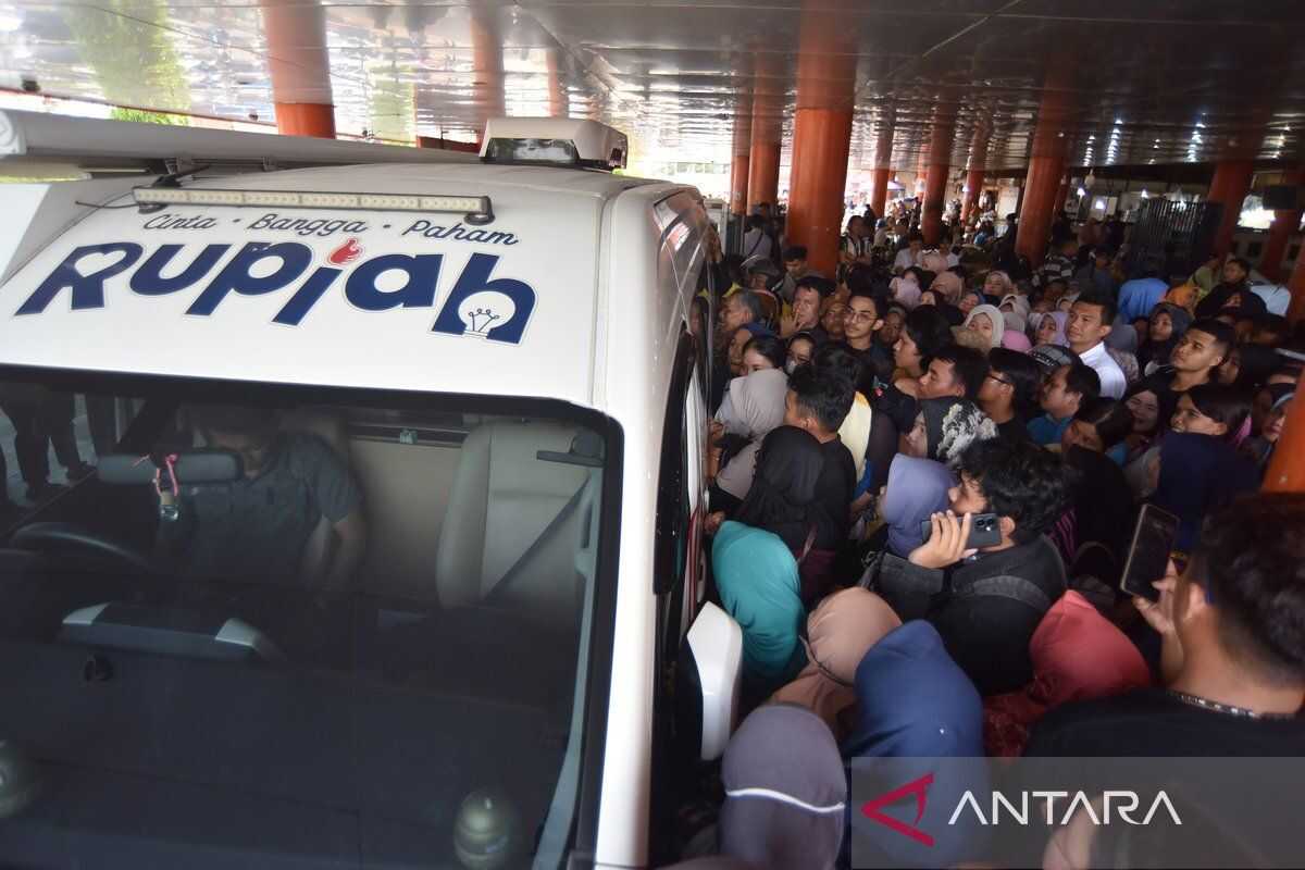 Padang Residents Queue to Exchange Money as Bank Indonesia West Sumatra Prepares Rp2.849 Trillion