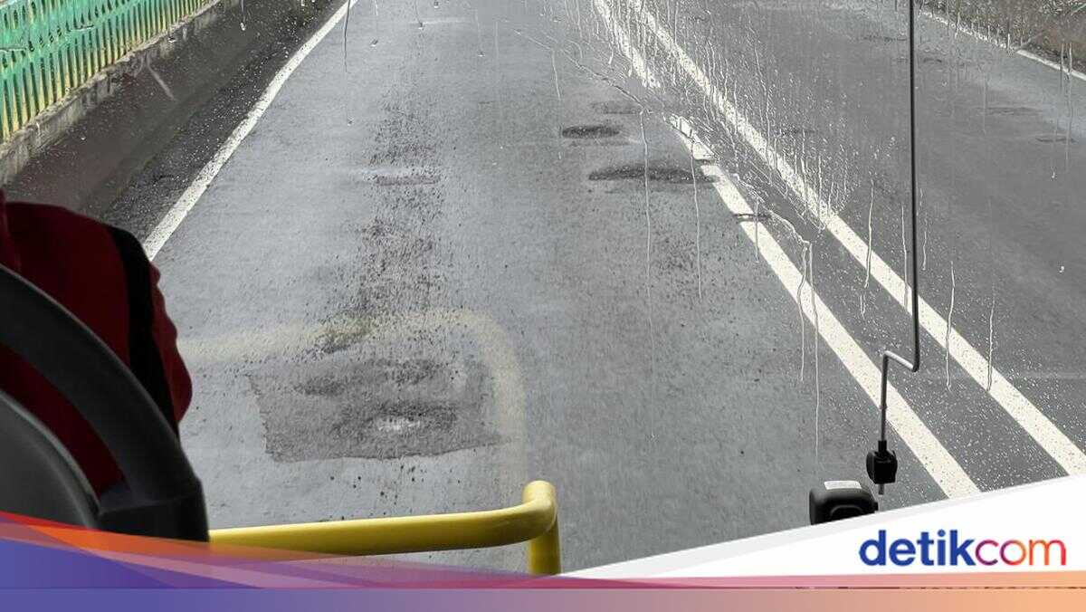 TransJakarta Corridor 13 Elevated Road Full of Potholes, Commuters Call for Urgent Repairs