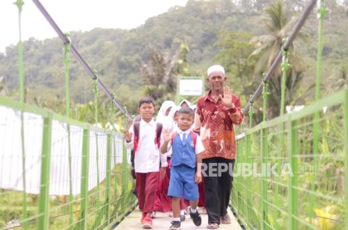 PermataBank Syariah's Zakat Unit and Sinergi Foundation Build Suspension Bridge for Cianjur Residents
