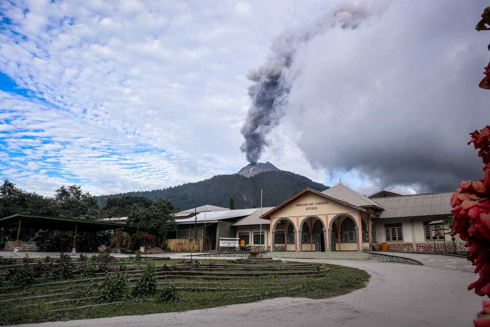 Indonesia to Build 2,700 Homes for Mount Lewotobi Eruption Victims