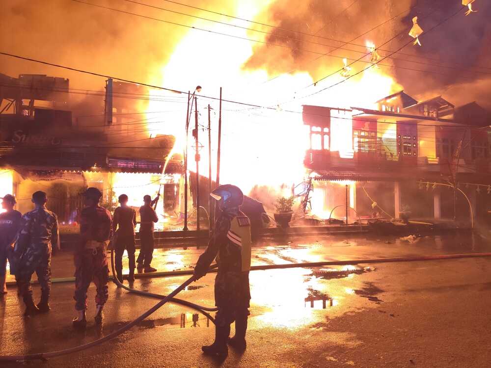 Fire rages through Ubud art market