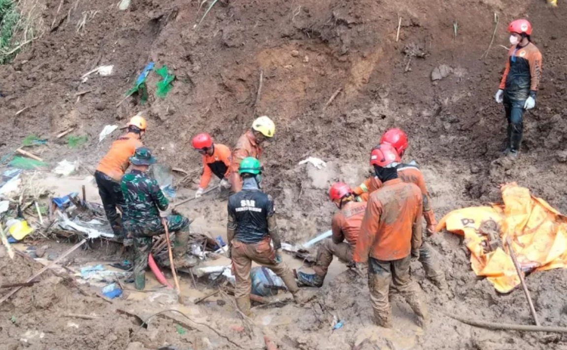 Deadly Landslide at Illegal Gold Mine in Sulawesi Kills 11, 45 Missing