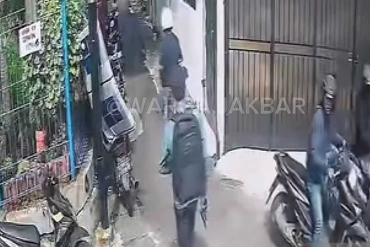 Armed motorcycle thieves apprehended in West Jakarta