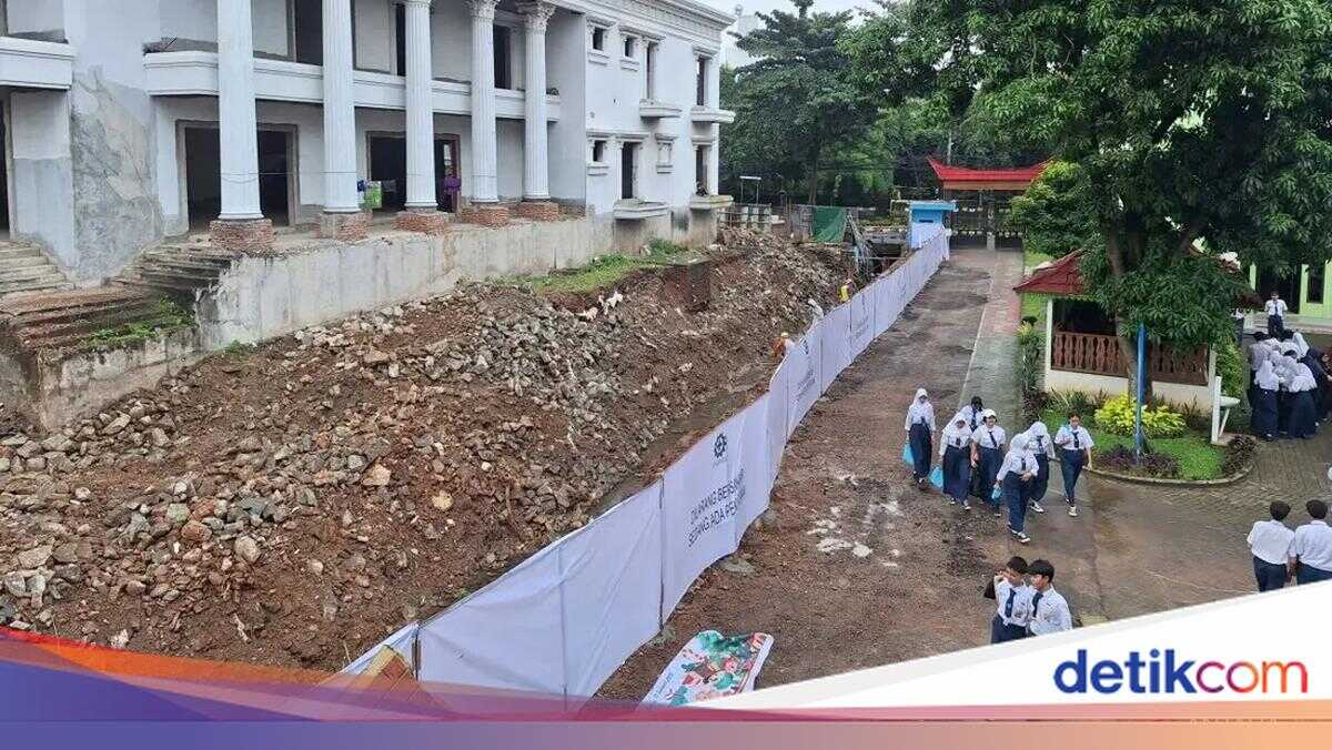 Temporary Wall Erected at SMPN 182 South Jakarta, Students Urged to Remain Calm