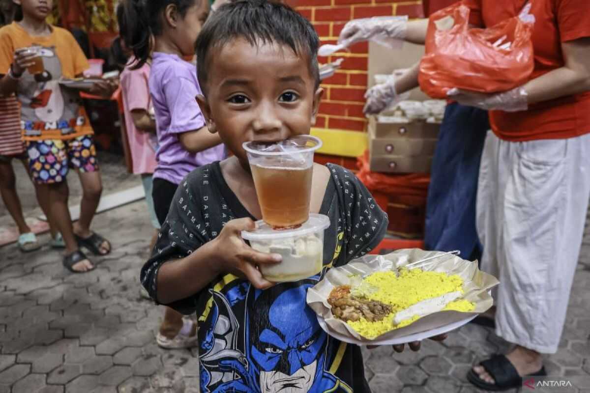 Preserving Religious Tolerance: Wihara Dharma Bakti Shares Iftar Meals