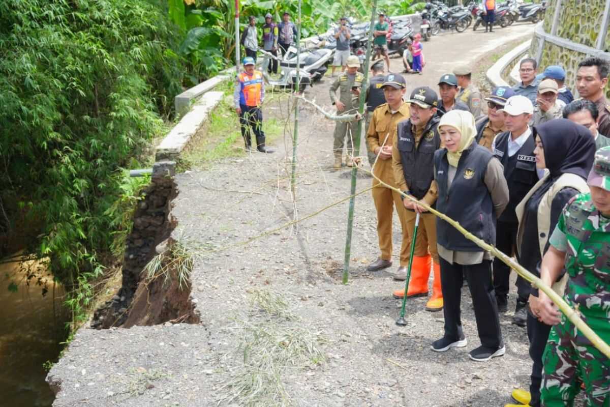 Khofifah ensures rapid response to flood damage in Probolinggo